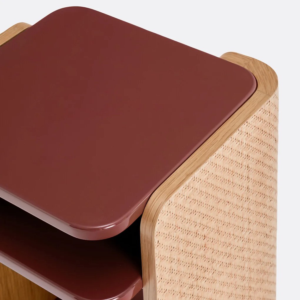 Nachtkastje met rieten onderstel en dubbel gelakt blad, TALMA