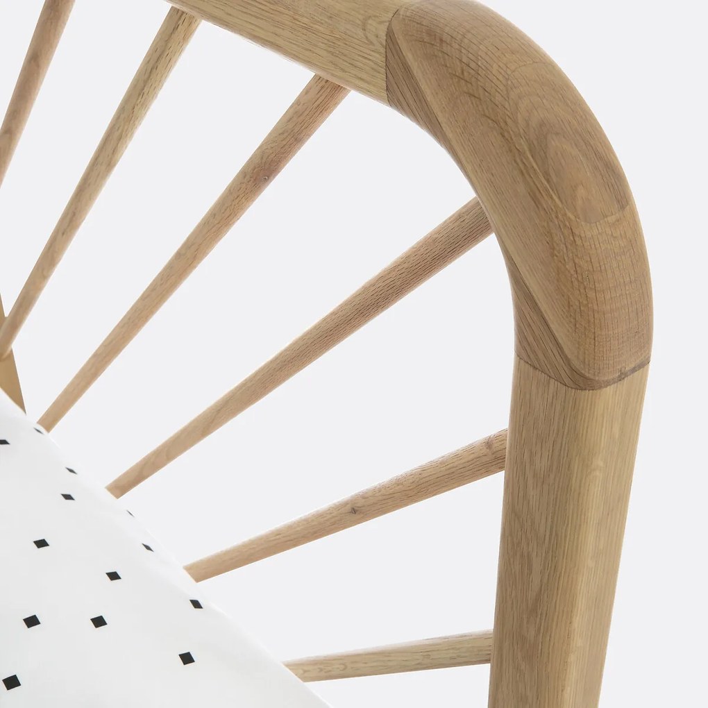 Bed met massief eiken basis en Anda eiken fineer