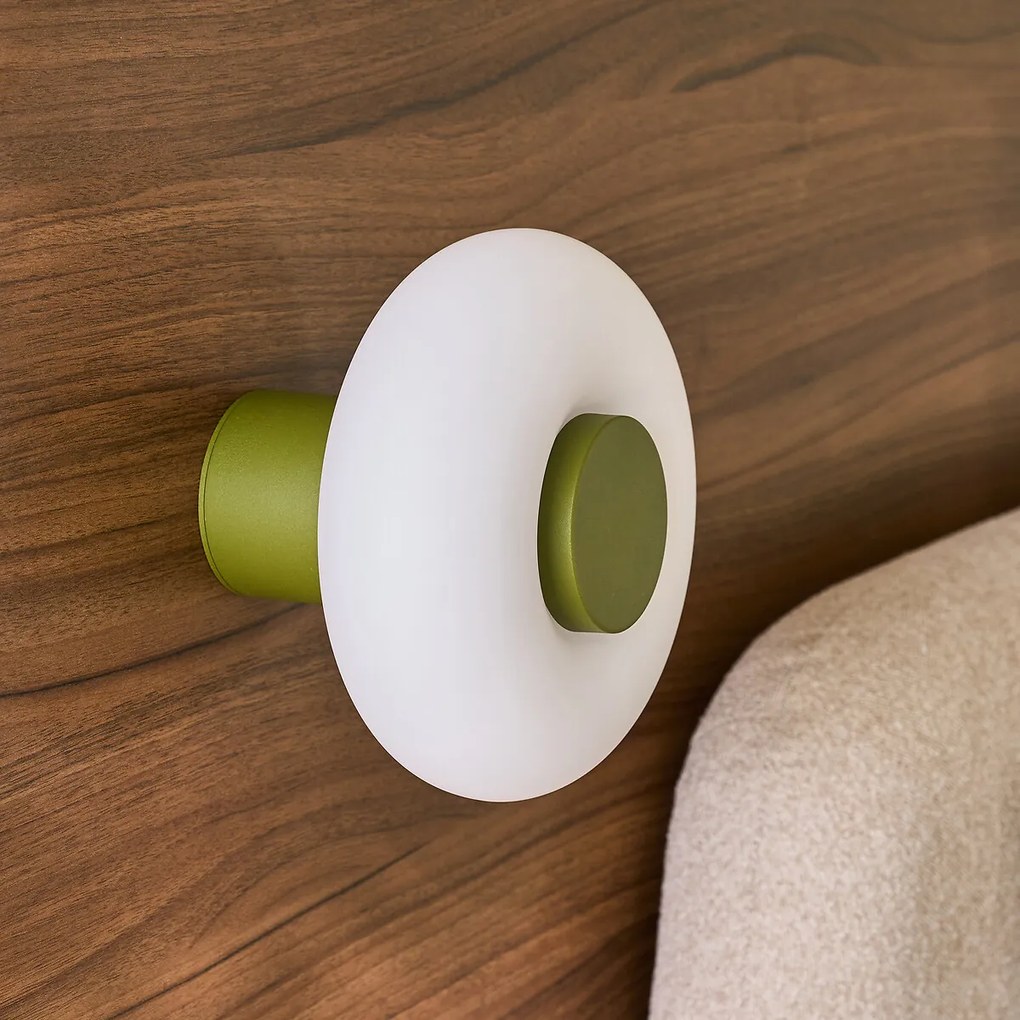 Wand- of plafondlamp, ijzer en opaline glas, diameter 21,5 cm, OMER