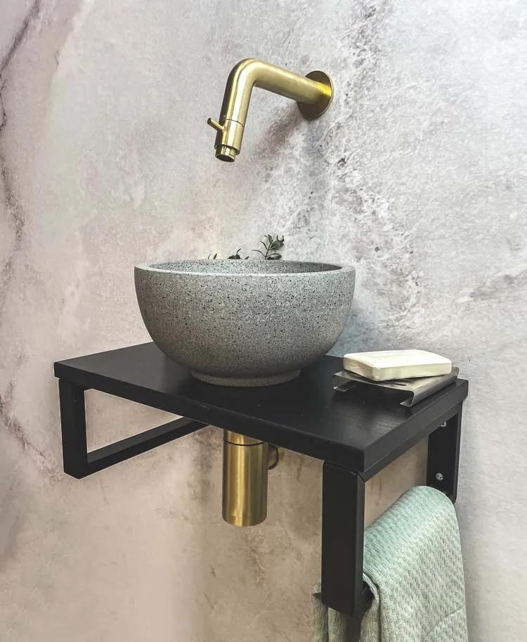 Saniclear Lovi fonteinset met grijze waskom en gouden kraan voor in het toilet