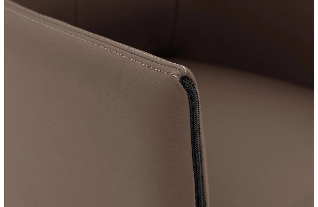 Goossens Eetkamerstoel Funk Zwarte Poten bruin leer met armleuning en Zwart skater wiel met zwarte kapmet wielen, modern design