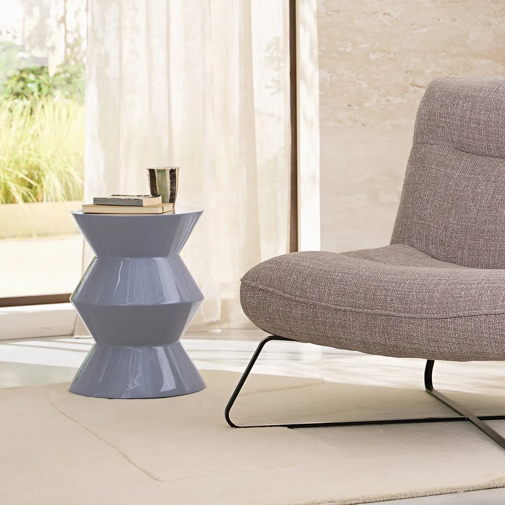 Gebeeldhouwde bijzettafel met gelakte afwerking, Talou