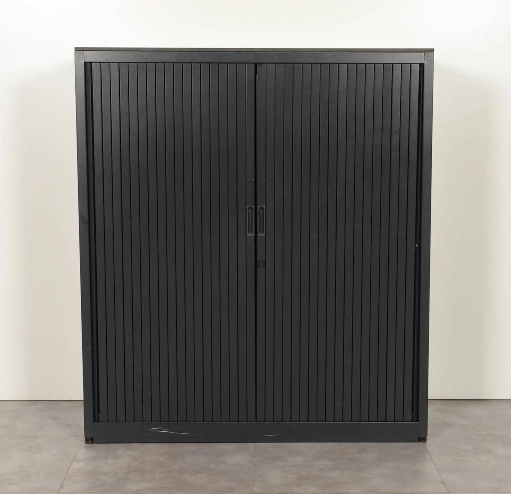 Roldeurkast, zwart, 136 x 120 cm, incl. 2 legborden