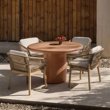 Set Van Ronde Tafel Ø120 Cm In Cement Namara En 4 Tuinstoelen Met Armleuningen In Acaciahout Karvia Stof Wit & Terracotta - Sklum