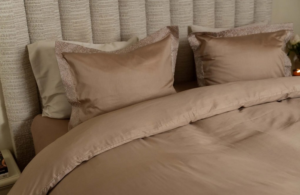 Kayori x Daisy Diks Dekbedovertrek Lumi Taupe – Bij Swiss Sense