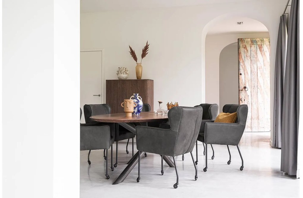 Goossens Excellent Eetkamerstoel Leogang zwart leer met armleuning en Zwart skater wiel met zwarte kapmet wielen, elegant chic