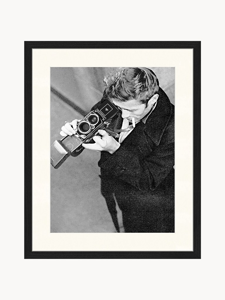 Ingelijste print James Dean with Camera