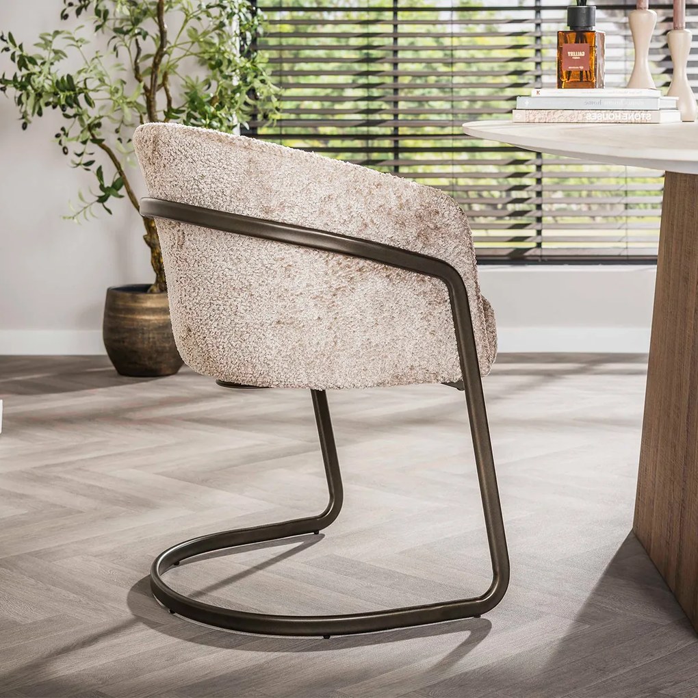 Moderne Armstoel Met Bronzen Frame Beige