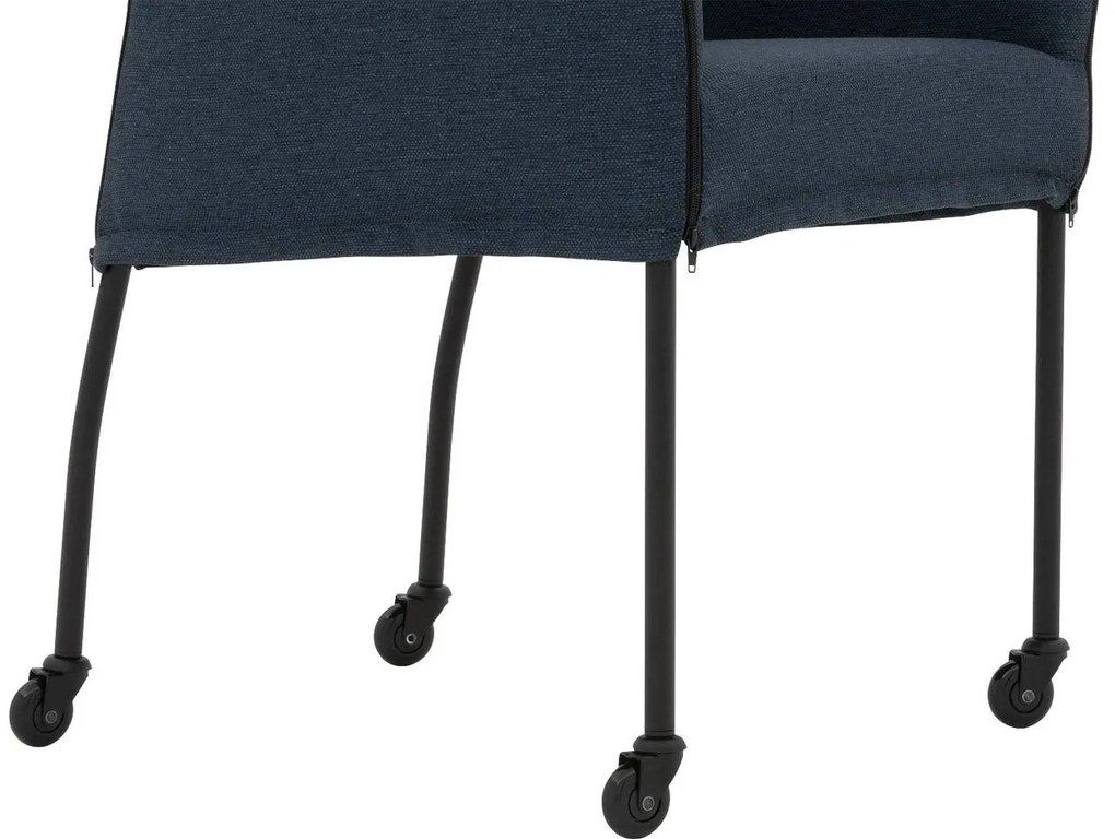 Goossens Eetkamerstoel Funk Zwarte Poten blauw stof met armleuning en Zwart skater wiel met zwarte kapmet wielen, modern design