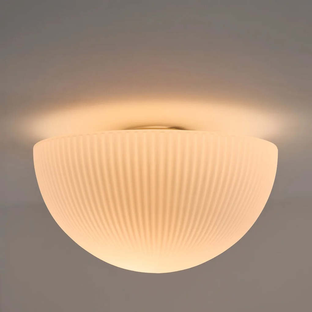 Plafondlamp of wandlamp, in gestreept opaline glas, diameter 33 cm, Loulou