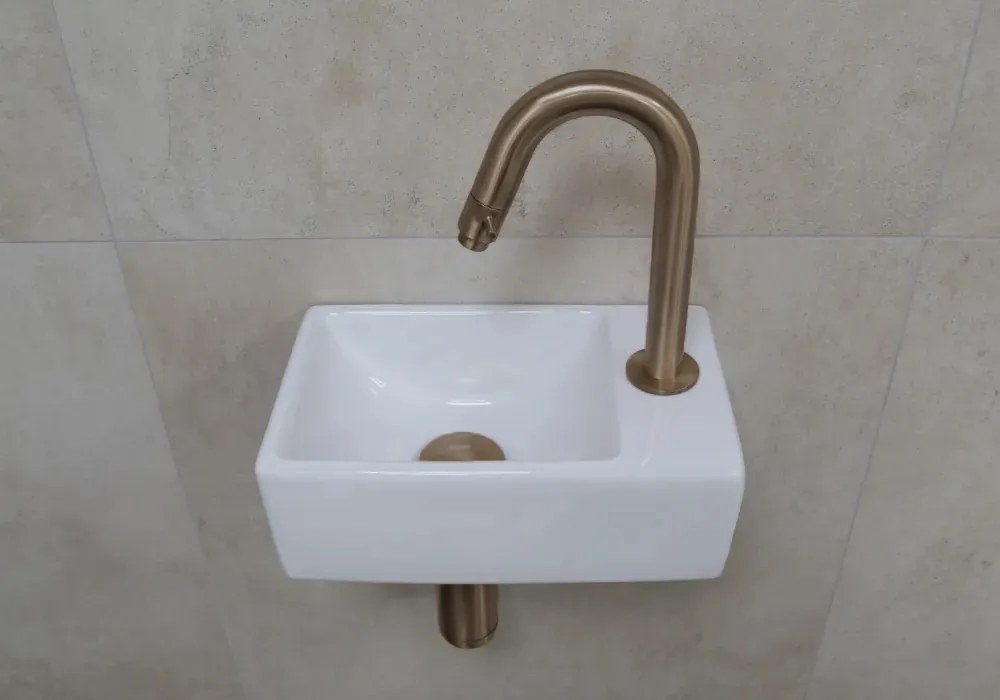 Mueller Rhea XXS fonteinsetje wit glans met gebogen verouderd messing kraan rechts