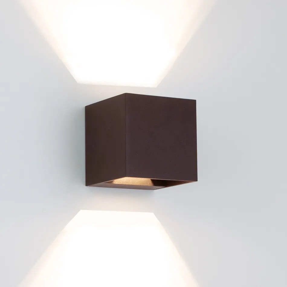 Reach Up en Down Muurlamp Zwart/Bruin Kubus met LED