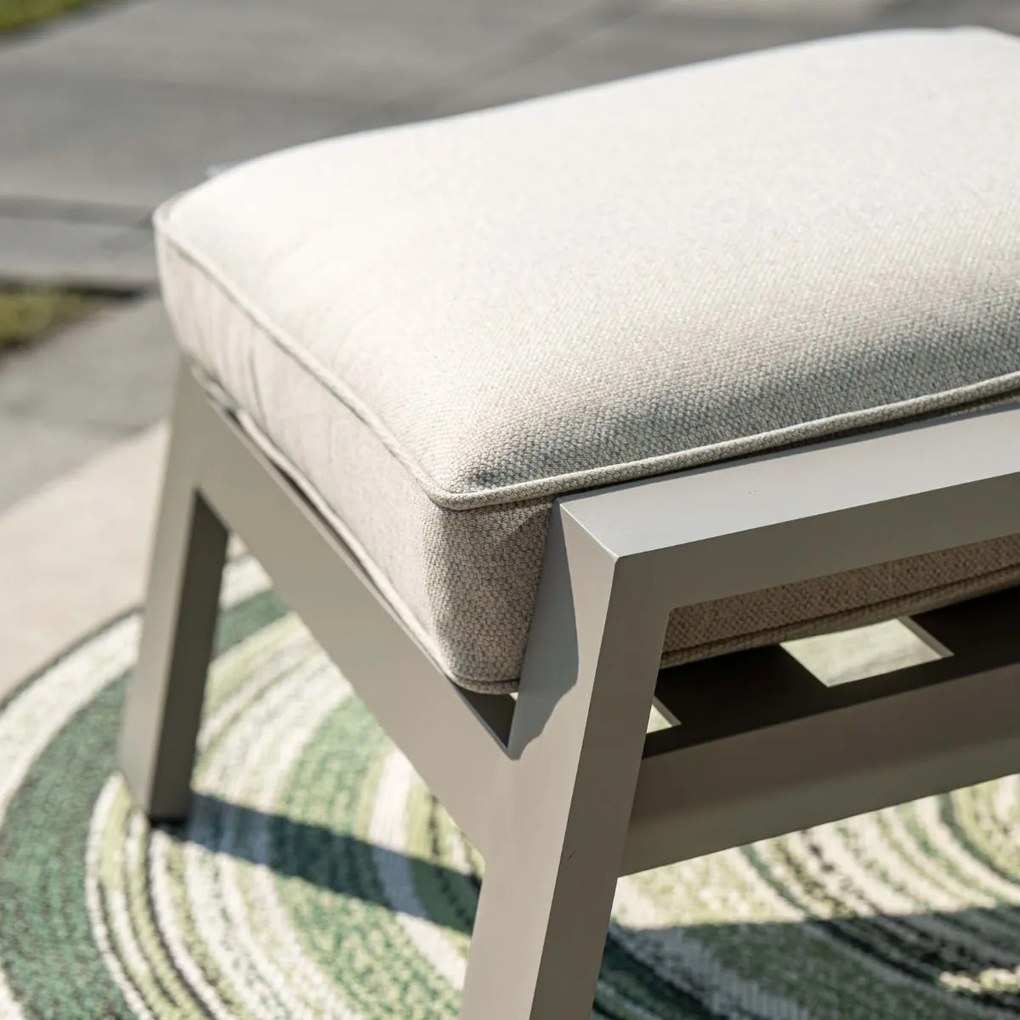 Garden Impressions Lora loungestoelen taupe - Lucas bijzettafel Ø50 cm