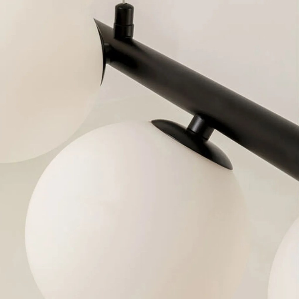 Brede Hanglamp Zwart Met Melkglas Bollen