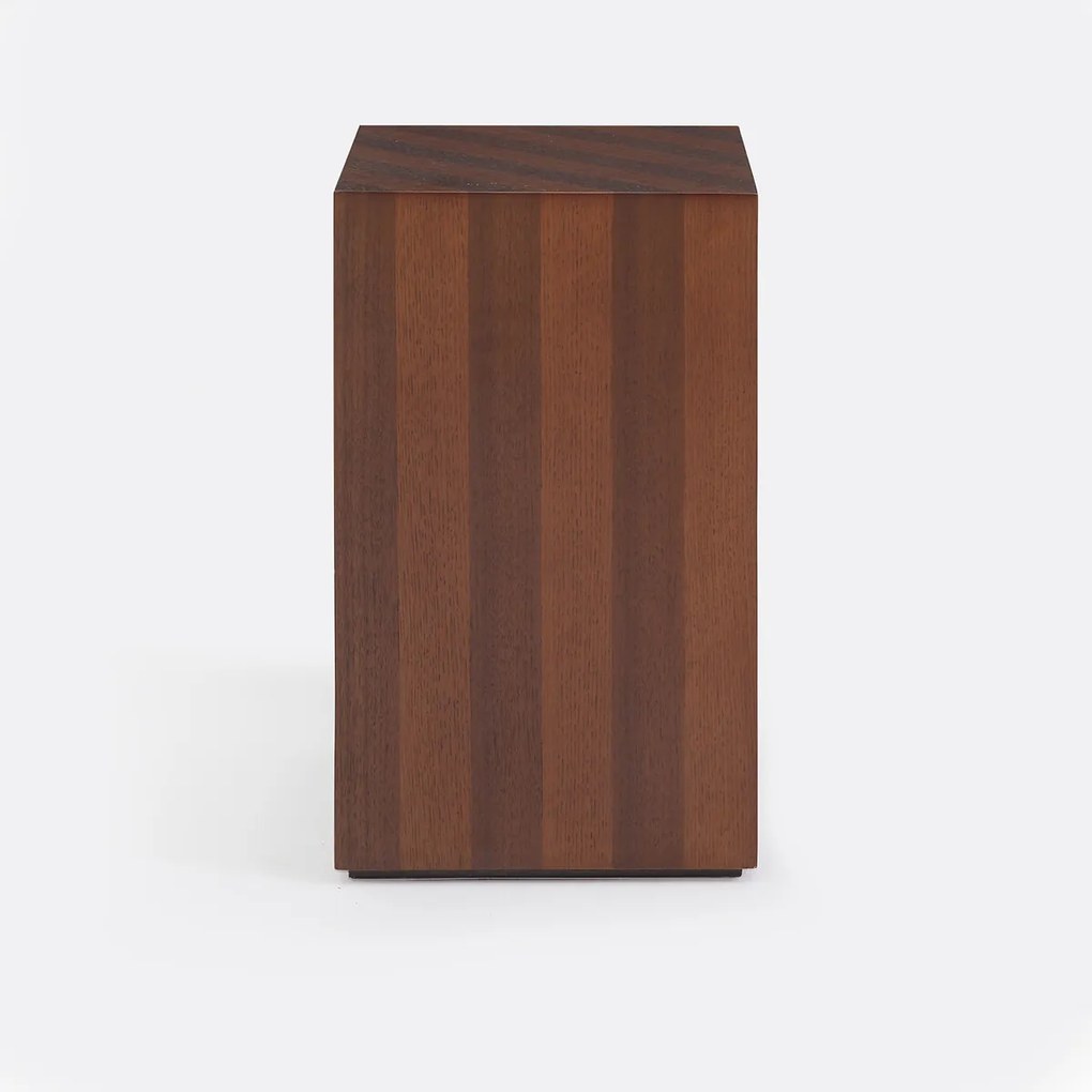 Bijzettafel van eiken- en walnootfineer, STRELA
