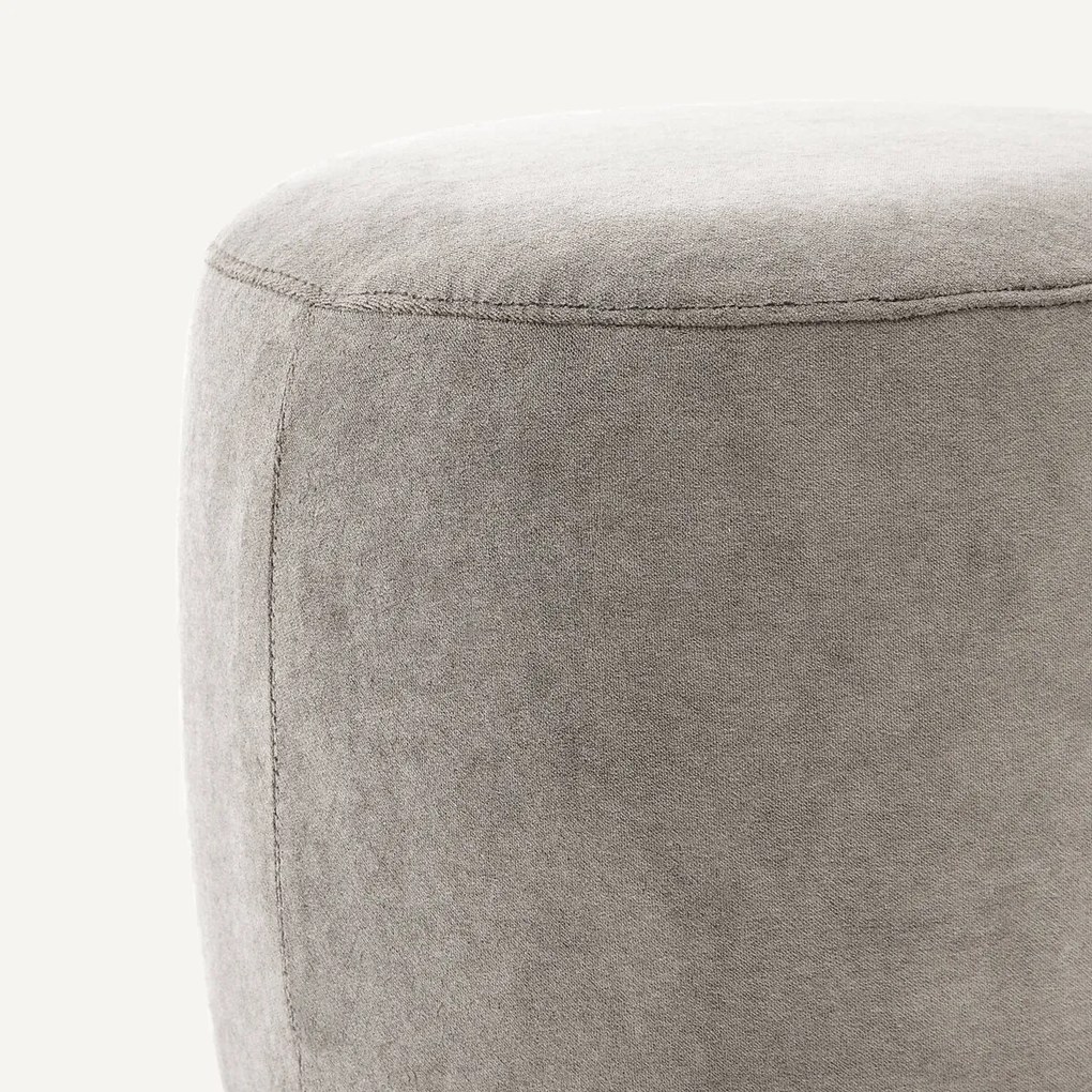 Poef van stonewashed fluweel, Rosebury, ontwerp Emmanuel Gallina