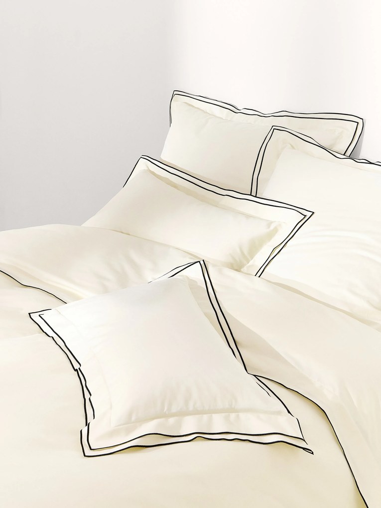 Katoensatijnen dekbedovertrek Carlotta met bies