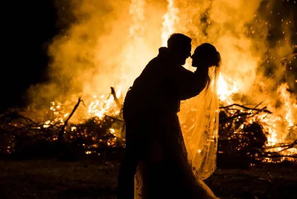 Kunstfotografie Bride and Groom silhouette with Fire behind them, Ellen LeRoy Photography, (40 x 26.7 cm)