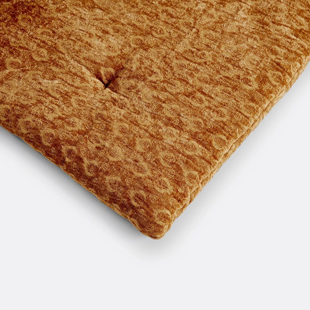 Zitmatras in fluweel, Nour