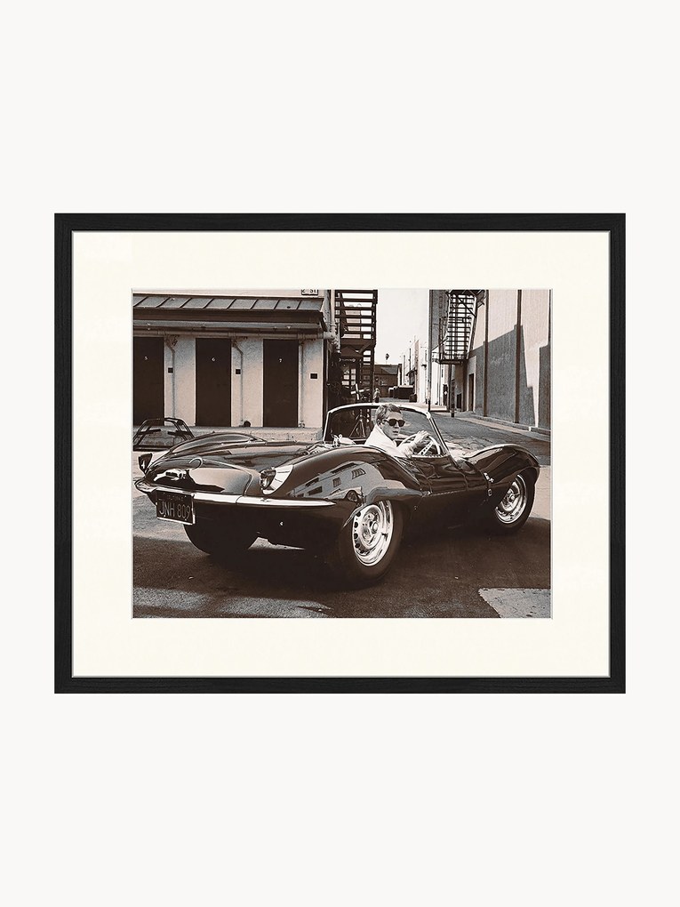 Ingelijste foto Steve McQueen in zijn Jaguar