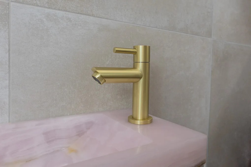 Saniclear Pink Onyx fonteinset met rechte kraan in geborsteld messing