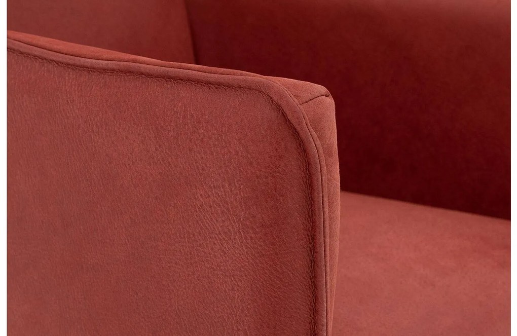 Goossens Excellent Eetkamerstoel Leogang rood leer met armleuning en Zwart skater wiel met zwarte kapmet wielen, elegant chic