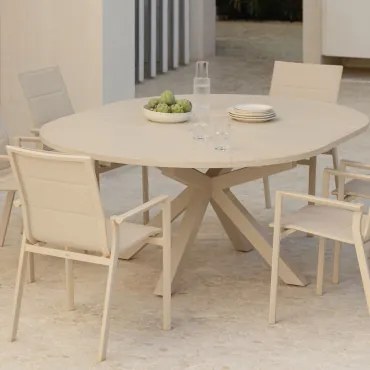 Barces Uitschuifbare Tuintafel 145-200x145 Cm En 6 Stapelbare Tuinstoelen Met Armleuningen Van Aluminium Karena Tapioca Beige - Sklum