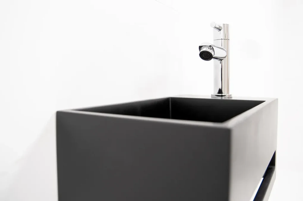 Saniclear Bali fonteinset rechts met mat zwarte fontein en chromen kraan
