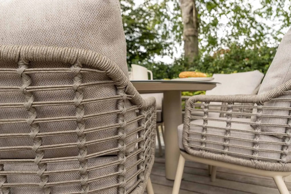 Taste by 4 Seasons Puglia low dining set latte met Low Donato tafel met geprint keramisch blad Ø 160 cm Tuinset taupe weerbestendig