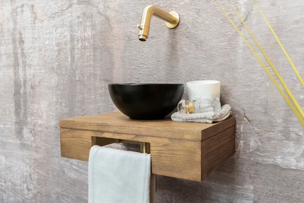 Saniclear Seba fonteinset met bruin eiken plank, zwarte waskom en gouden kraan voor in het toilet