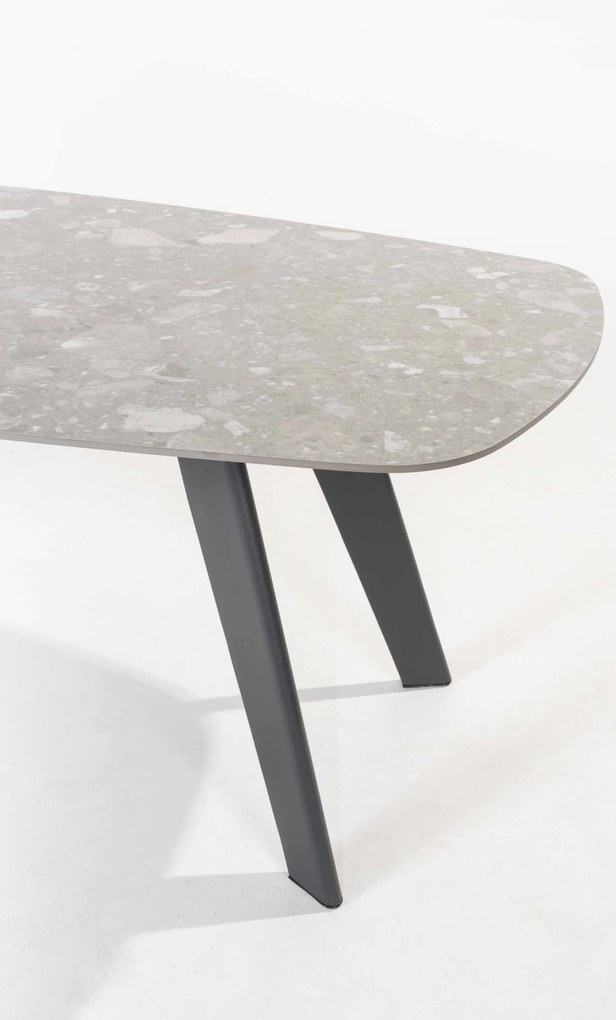 4 Seasons Outdoor Montana tuintafel slate antraciet met keramisch terrazzo blad 'barrel' 240 x 103 cm SALE  Tuintafel    antraciet weerbestendig