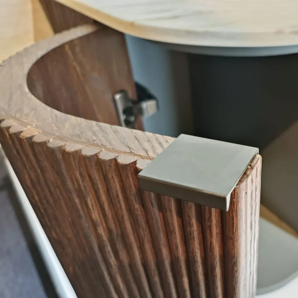 Mondiaz Kurve 170cm badmeubel ronding links/rechts walnut met 1 lade en 2 deuren en wastafel big large midden 1 kraangat