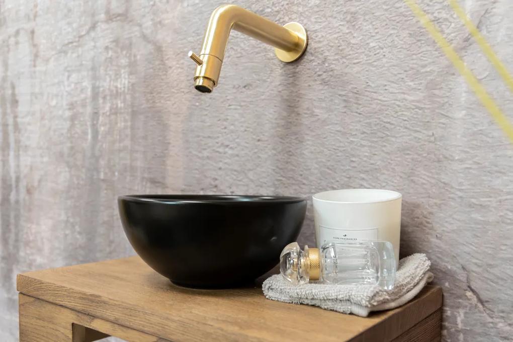 Saniclear Seba fonteinset met bruin eiken plank, zwarte waskom en gouden kraan voor in het toilet