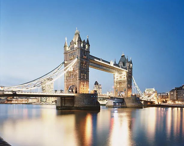 Foto Tower Bridge and city of London at dusk, Gary Yeowell