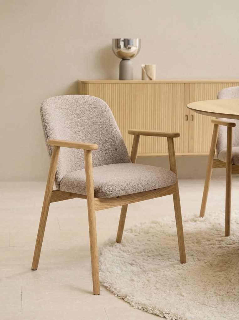 RODERIC Beige Latte (stof Monza 60) / gelakt eikenhouten frame – HOUTEN BOUCLÉ RETRO STOEL