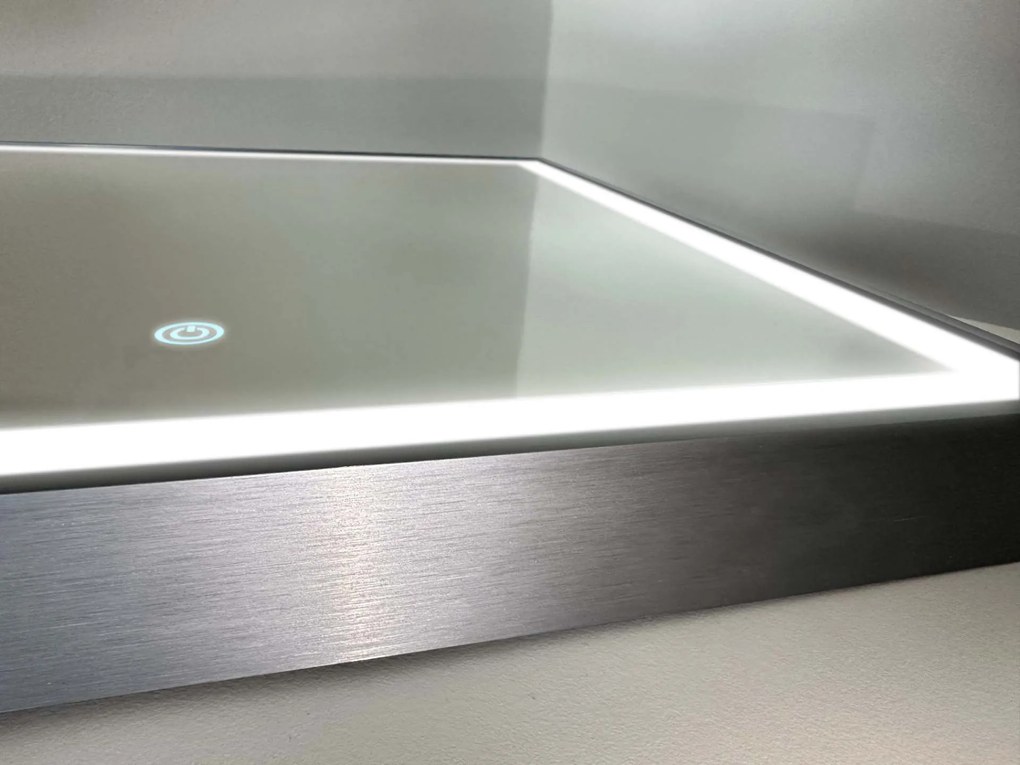 LED-spiegel in lijst voor de badkamer C1