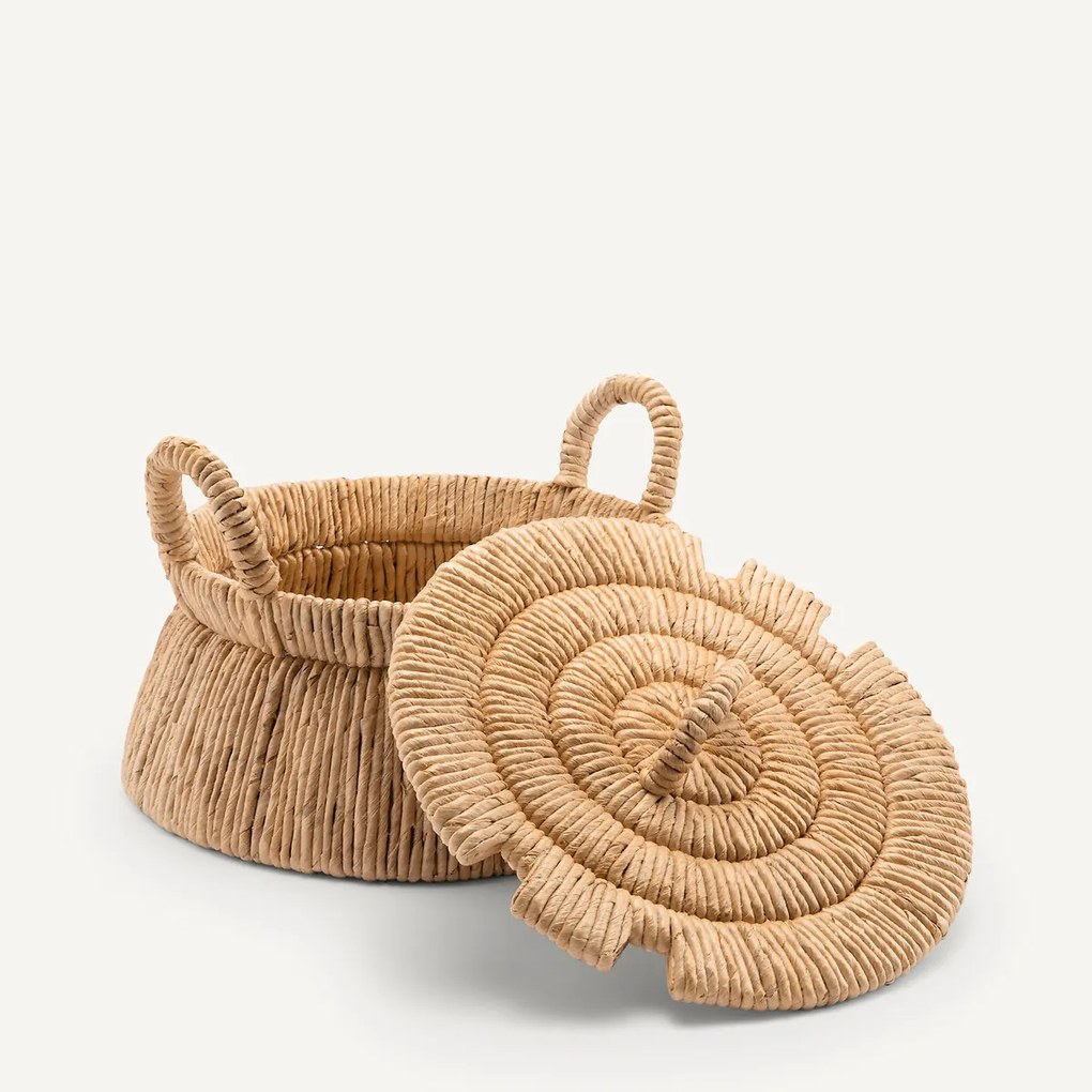 Mand met deksel, in geweven bananenschors , Caja