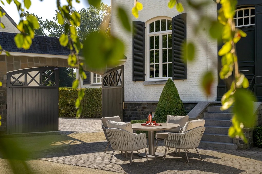 Taste by 4 Seasons Cannes low dining tuinset met Sarah tafel 130 cm LoungestoelTuinstoel   bruin weerbestendig