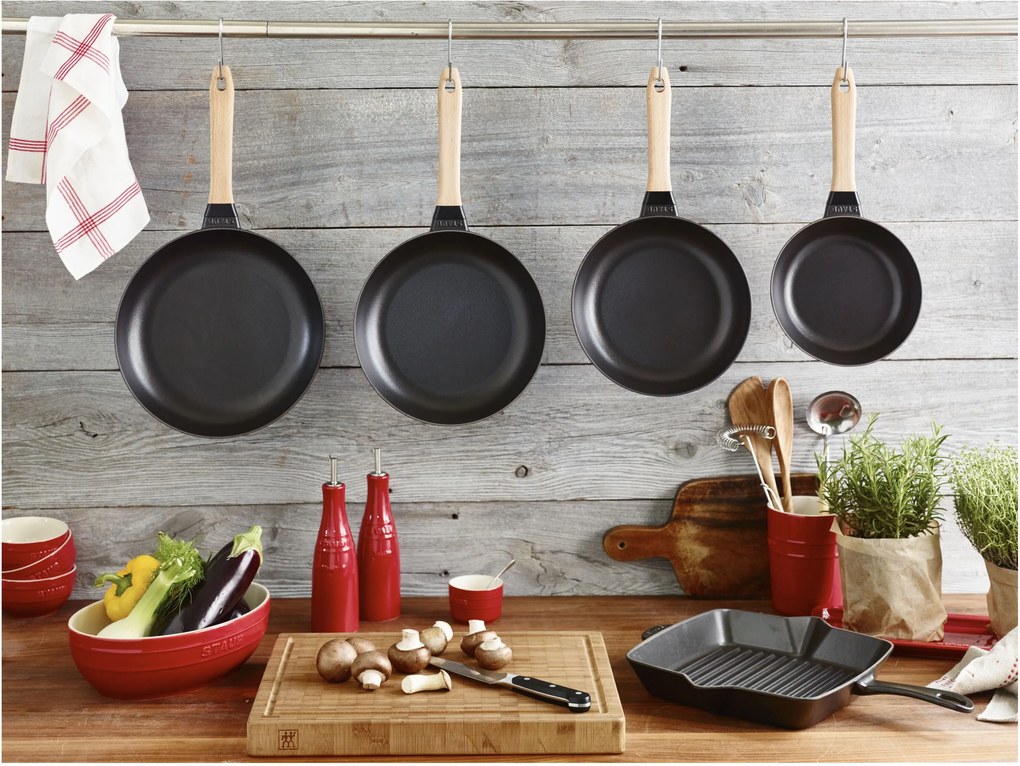 Staub Pans Koekenpan met houten handvat 26 cm, Zwart - Pans - Staub