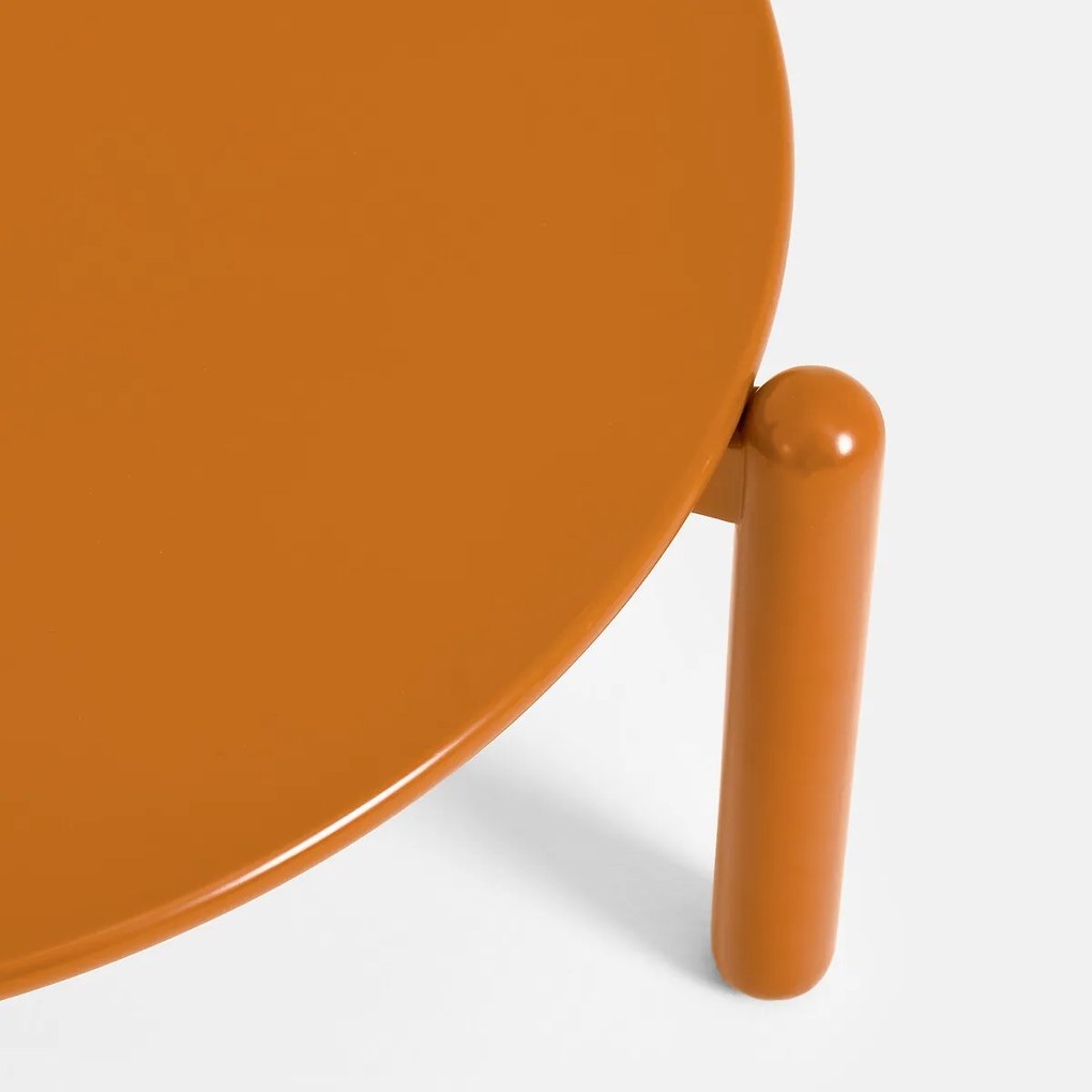 Ronde salontafel, van massief beukenhout en eikenfineer, diameter 74 cm, COLOQUO