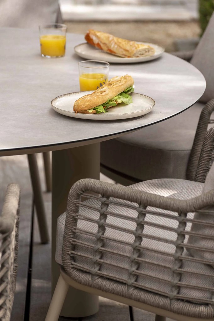 Taste by 4 Seasons Puglia low dining set latte met Low Donato tafel met geprint keramisch blad Ø 160 cm Tuinset taupe weerbestendig