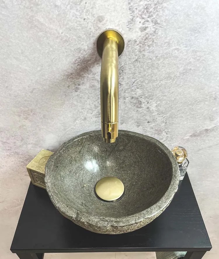 Saniclear Lovi fonteinset met rivierstenen waskom en gouden kraan voor in het toilet