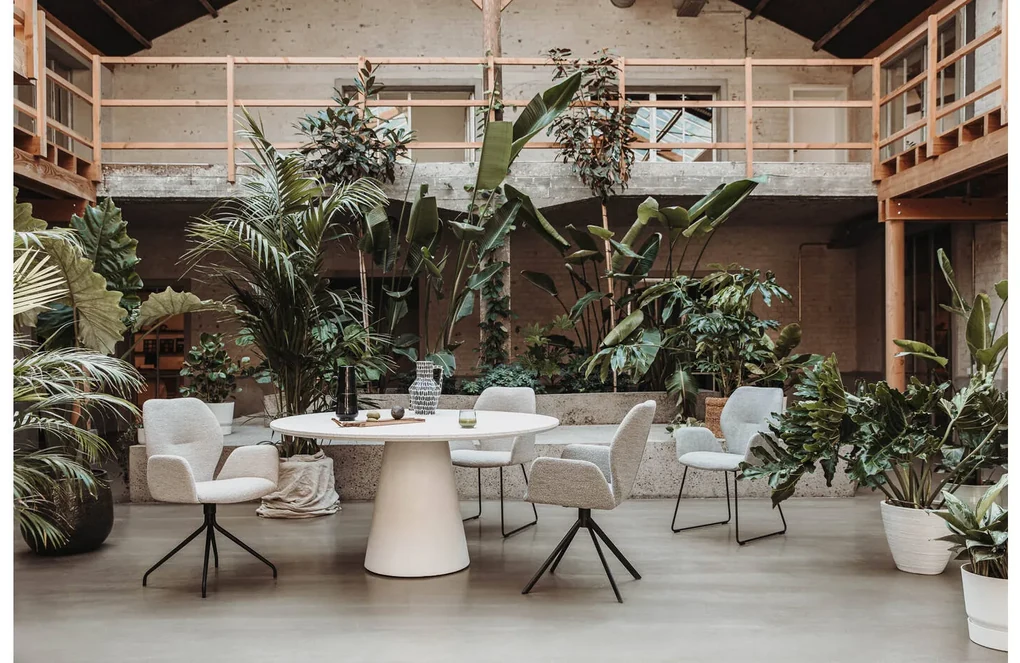 Goossens Eetkamerstoel Hera wit stof met armleuning, modern design