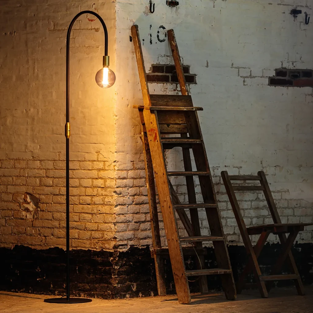 ETH Pike Gebogen Vloerlamp Zwarte Buis