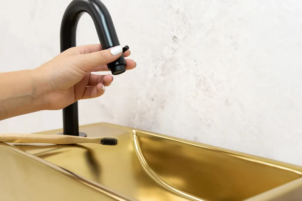 Saniclear Oro fonteinset mat goud met zwarte gebogen kraan links