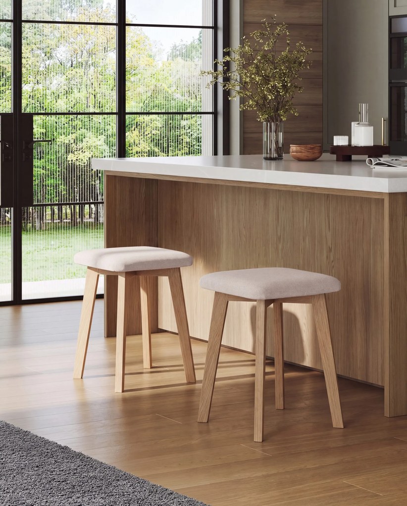 Mazzoni MILO Lichtbeige (stof Storm 04)/eiken onderstel - VIERKANTE GESTOFFEERDE KRUK VOOR KEUKEN/WOONKAMER