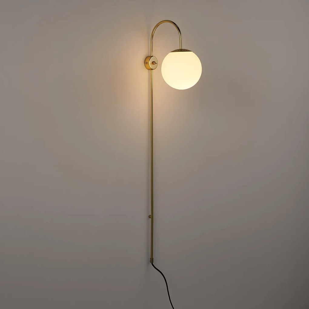 Wandlamp in messing en opaline glas, Moricio