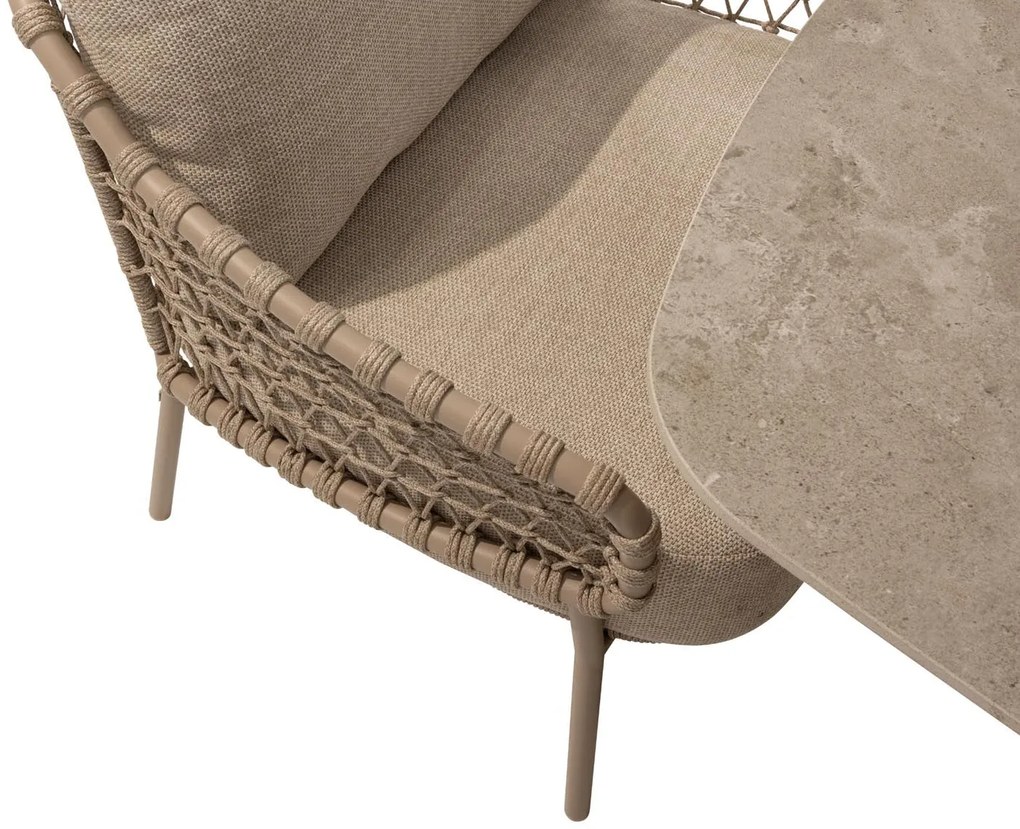 4 Seasons Outdoor Sardinia low dining set latte met Saba tafel latte met teak blad Ø 130 cm Tuinset beige weerbestendig
