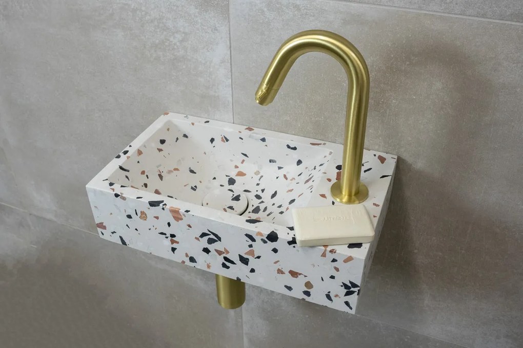 Saniclear Terrazzo fonteinset met gebogen kraan in geborsteld messing