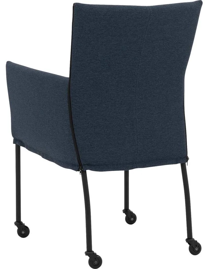 Goossens Eetkamerstoel Funk Zwarte Poten blauw stof met armleuning en Zwart skater wiel met zwarte kapmet wielen, modern design